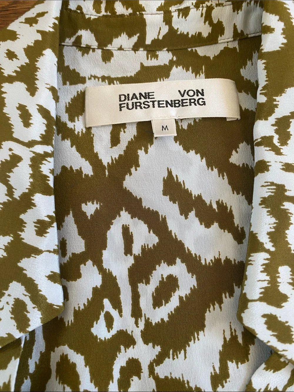 Diane Von Furstenberg Debbie Leopard Print Wrap Silk Top EUC Size M - Picture 5 of 7